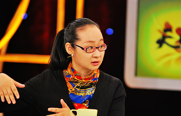 不过《等着我》将会复播第四季,这次新主持人叫张春蔚,是位专栏作家