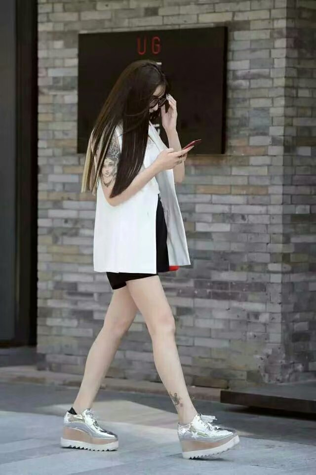 街拍:图2运动鞋美女嫩白皮肤,完美身材无需挑剔!你喜欢吗?