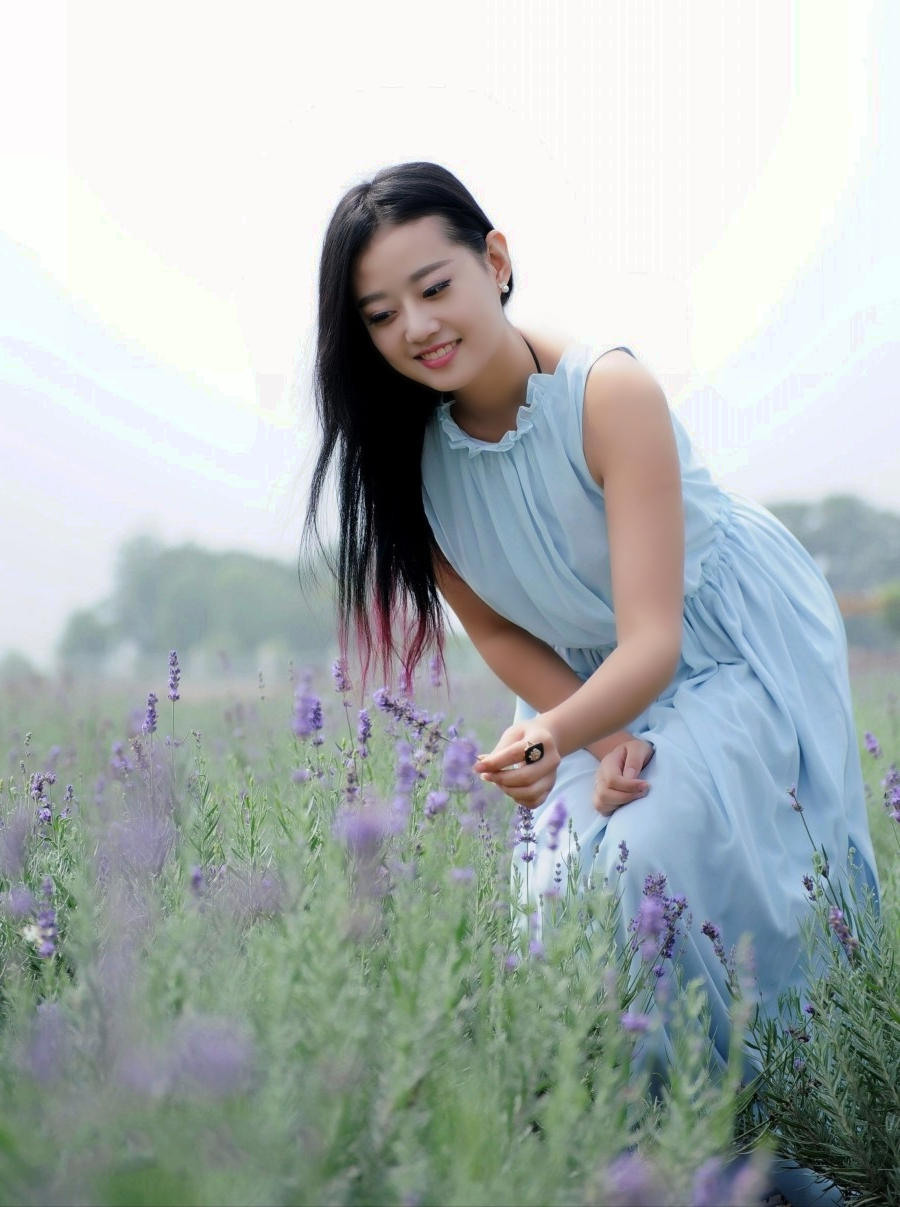 在那开满小花边的清秀美丽,开心姑娘