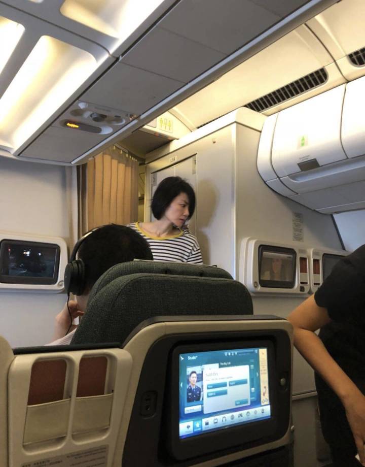王菲乘飞机素颜出镜,打扮随性气质慵懒,网友:49岁还能这么美!