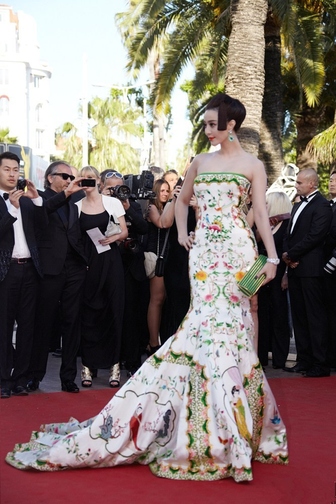 范冰冰走红毯的经典造型,仙鹤长裙,龙袍加身,美轮美奂