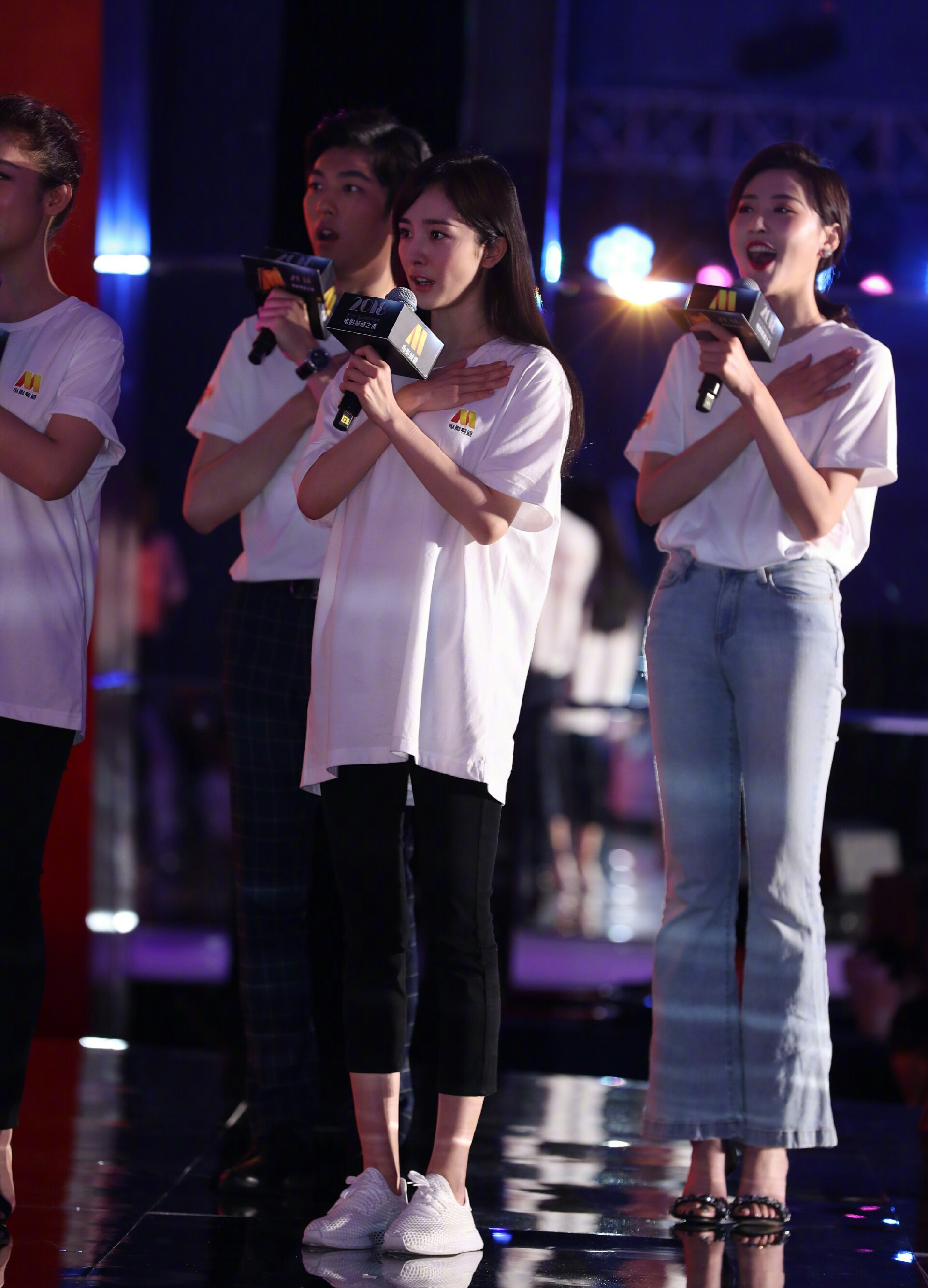 杨幂佟丽娅作为"星光寻路人"现身电影频道之夜参加活动