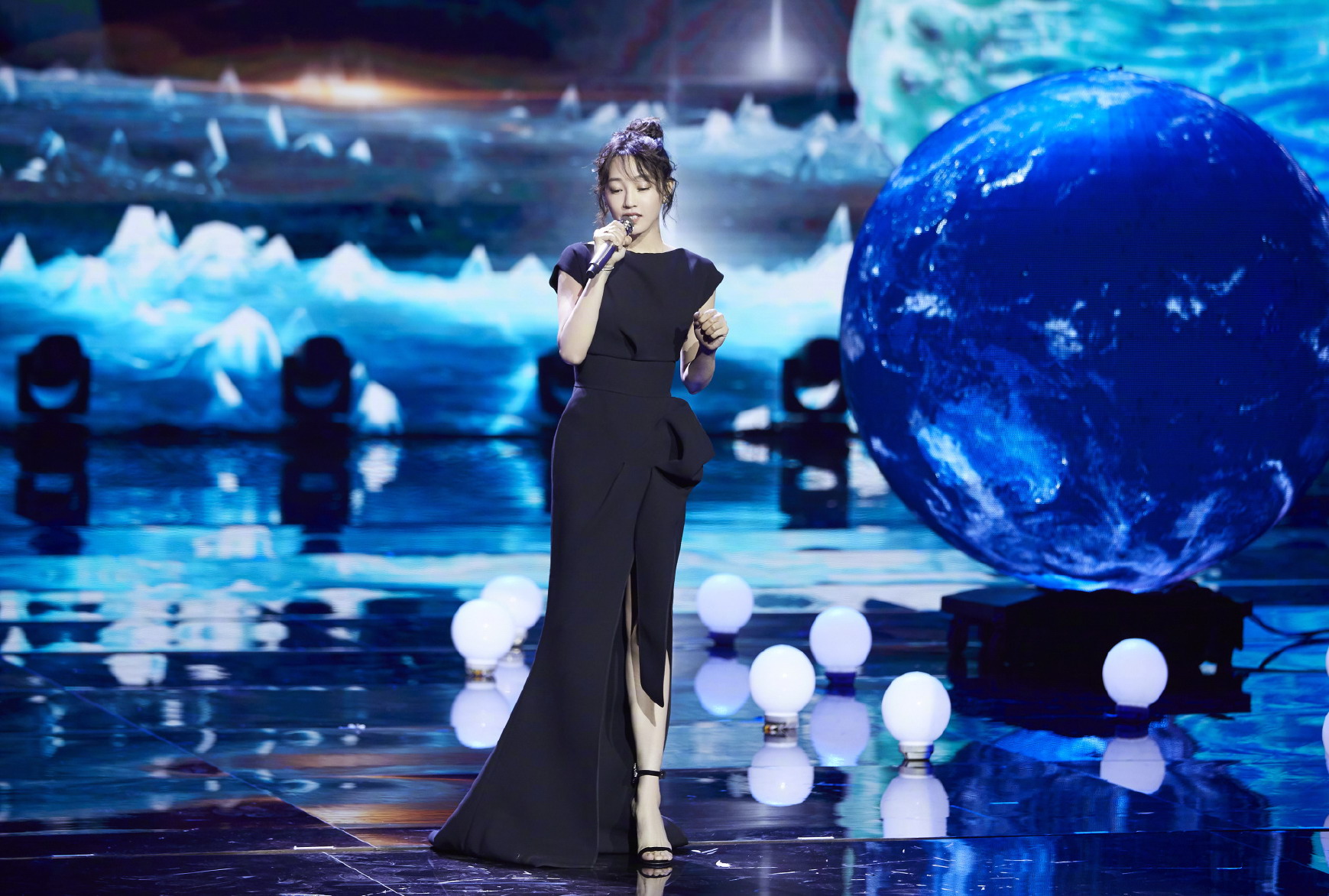 白百何上合组织国家电影节闭幕式献唱《海洋》,黑色礼裙小秀性感
