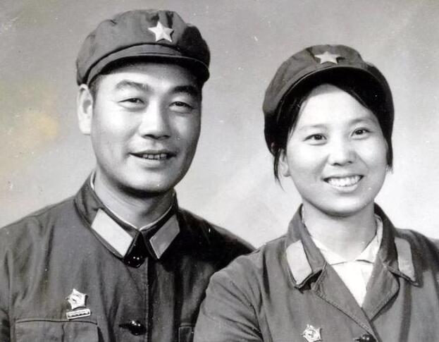 真實罕見70年代照片:圖1軍人標準結婚照,最後1張是當時天津大學