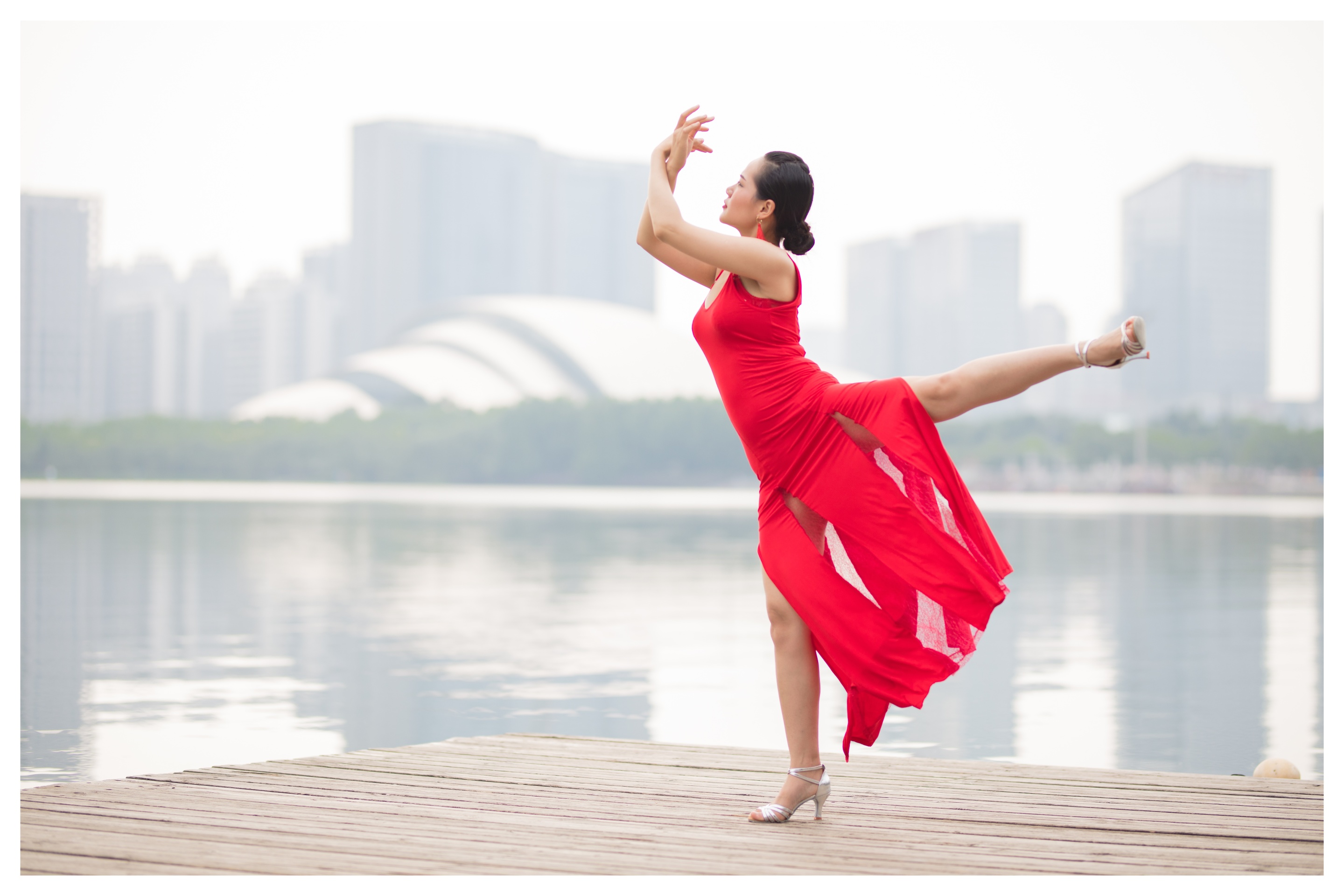 红衣美女的舞蹈 这个动作危险了