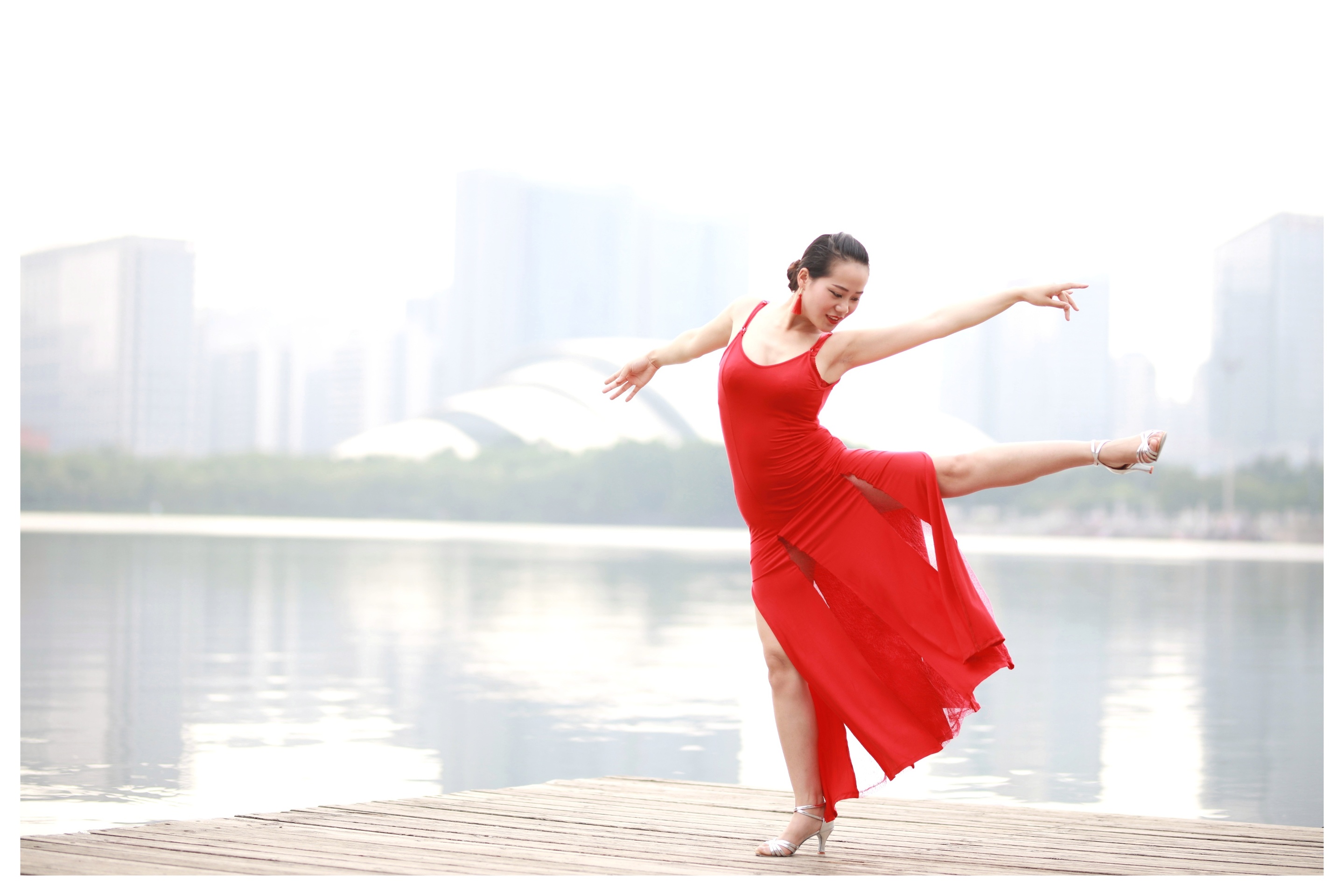 红衣美女的舞蹈 这个动作危险了