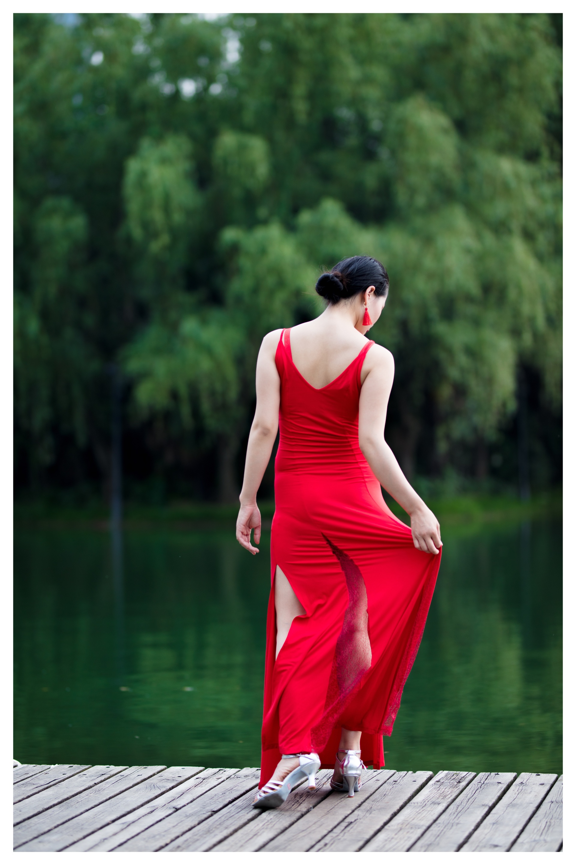 红衣美女的舞蹈 这个动作危险了