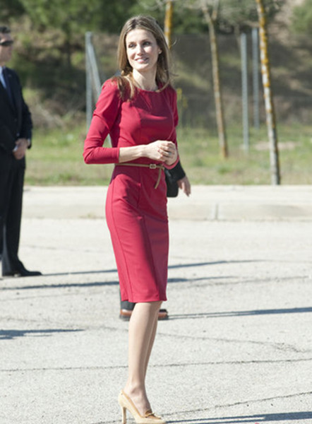 46岁西班牙王后:豹纹上衣紧身短裙太诱人,双腿细长肤白如雪!