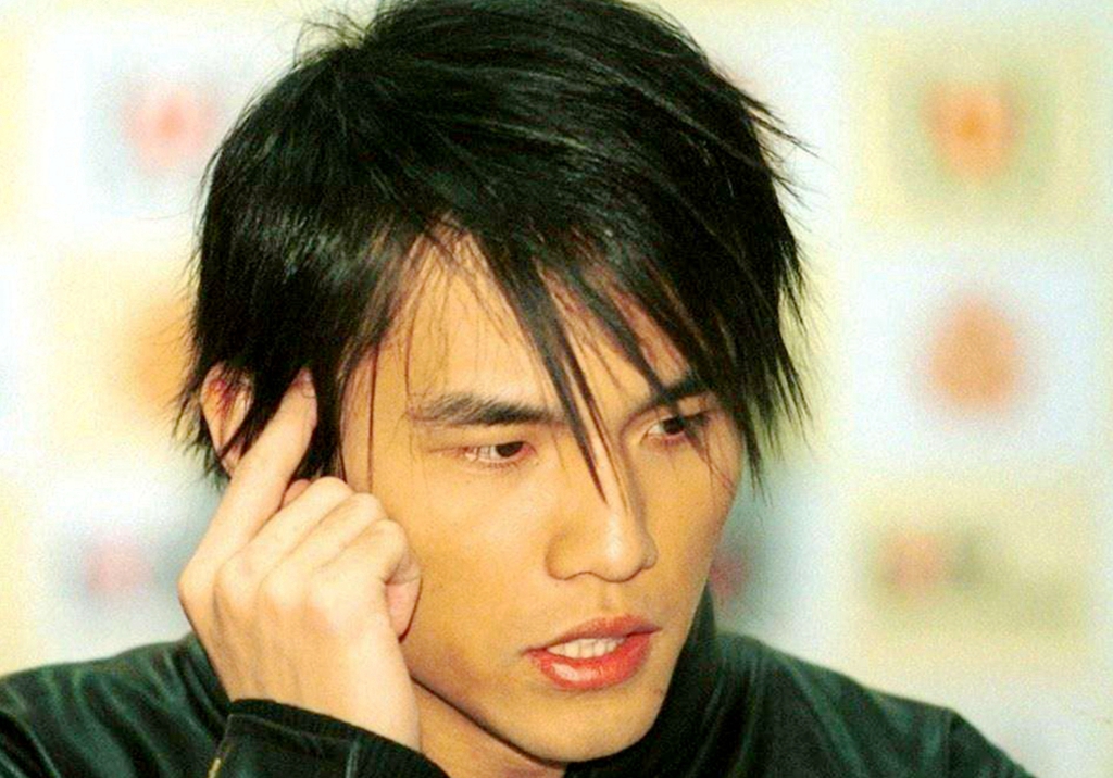 周杰伦年轻时打50分,狄龙年轻时打70分,最后一位打300分都不多