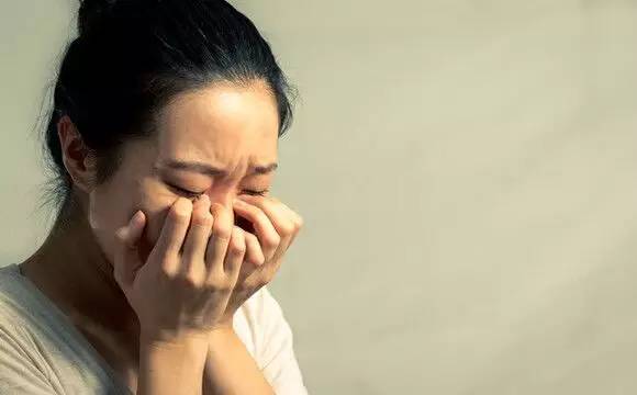 儿子在游乐园被拐走,三年后看到一个乞丐,扔下200块哭着跑开