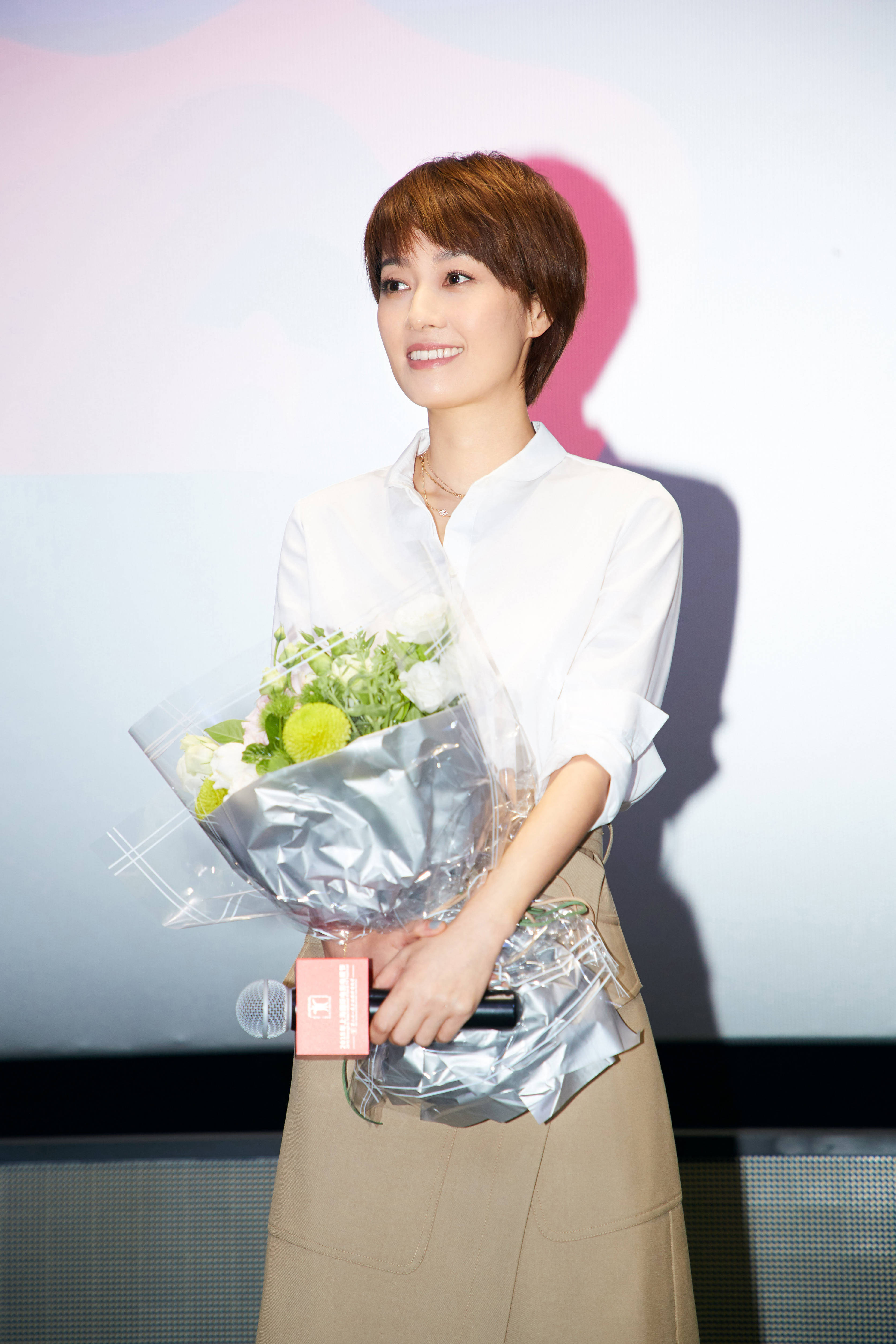 马伊琍亮相电影《未择之路》见面会,白衬衣干净整洁,靓丽十足