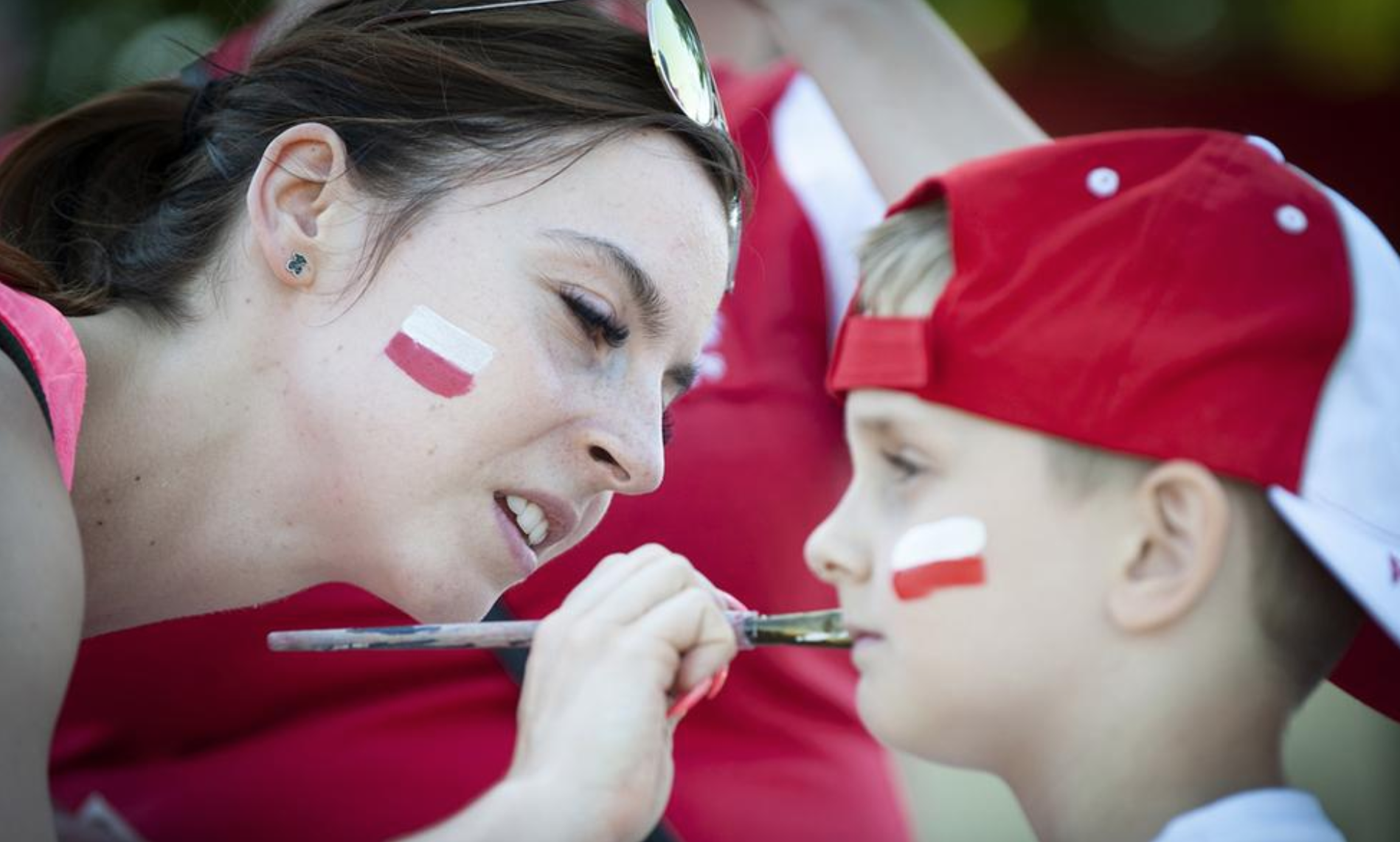 波兰小球迷软萌惹人爱 塞内加尔球迷画风清奇