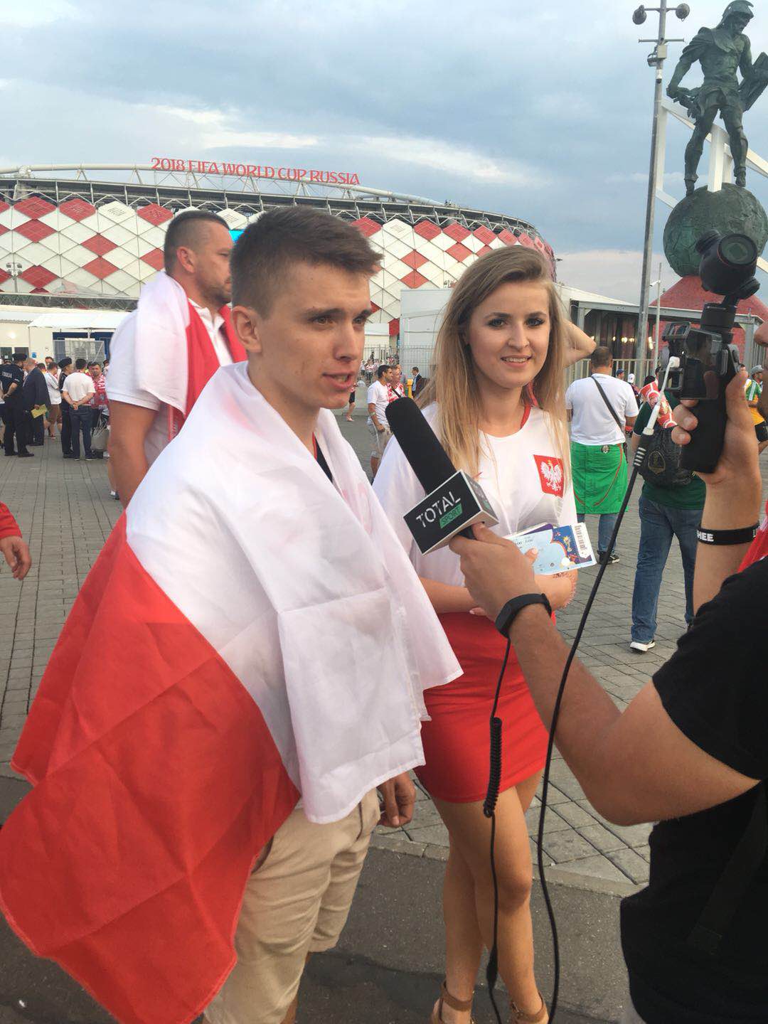 波兰女球迷陪男伴接受采访 性感身材吸引镜头