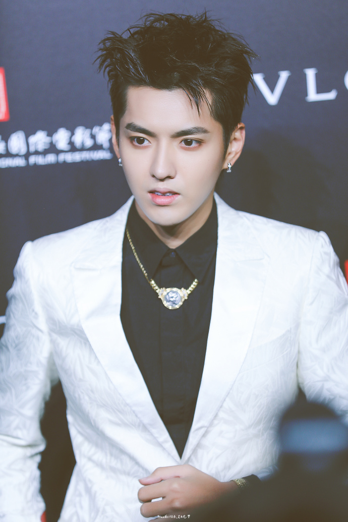 吴亦凡穿白西服搭配黑西裤亮相代言活动,皮肤白皙帅气十足!