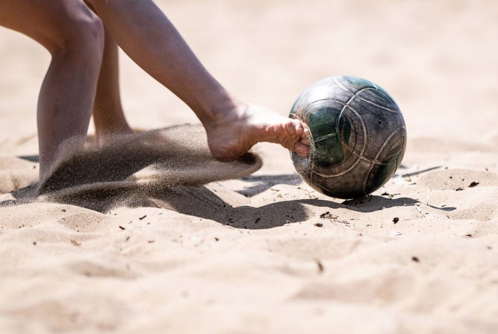 战斗民族果然不一般 儿童们沙滩广场上演足球赛