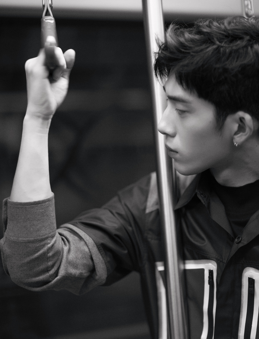 第四次受邀出席巴黎时装周的井柏然,身着louis vuitton18秋季男装现身