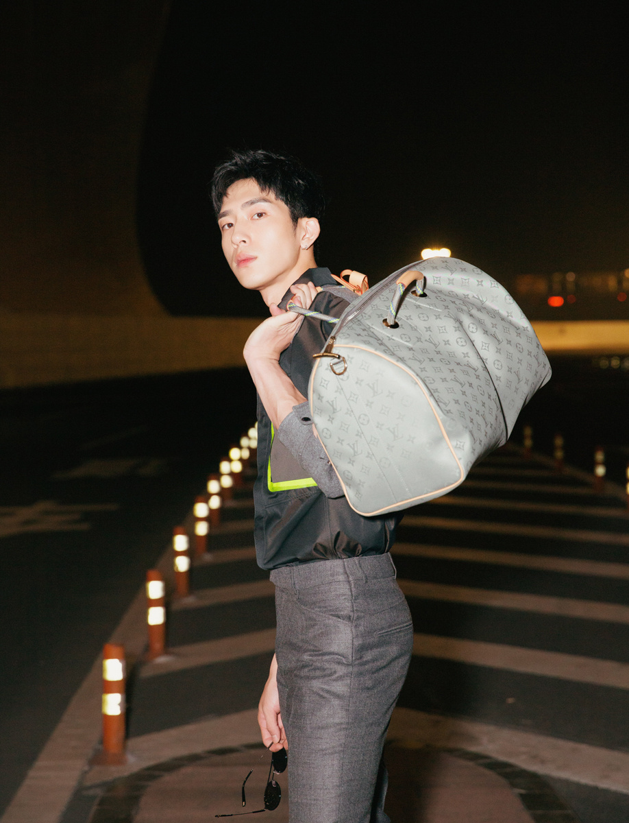 次受邀出席巴黎时装周的井柏然,身着louis vuitton18秋季男装现身机场