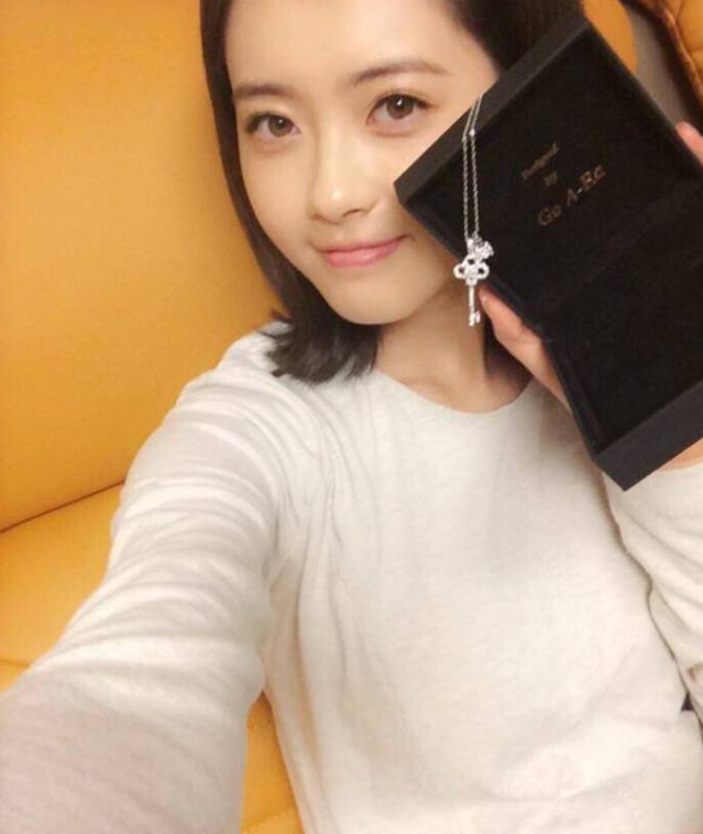 高雅拉的自拍照曝光,图1迷人,图3可爱,网友:想要图5的亲亲!