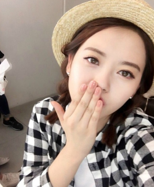 高雅拉的自拍照曝光,图1迷人,图3可爱,网友:想要图5的亲亲!