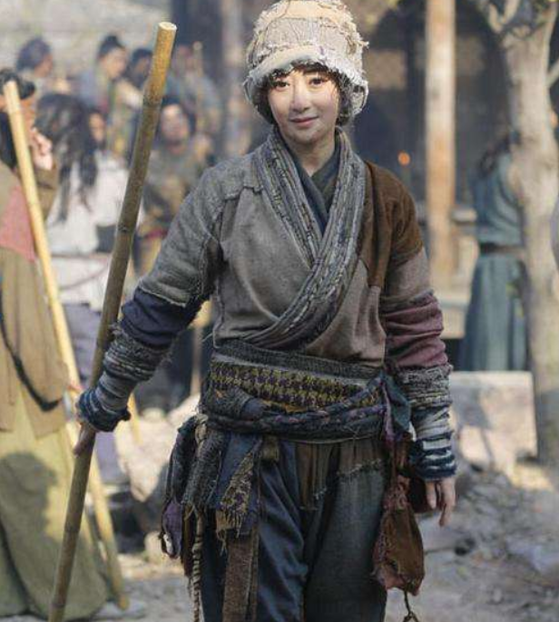 当女星穿上乞丐服,杨颖干净,陈瑶痞气十足,只有图5是个真乞丐