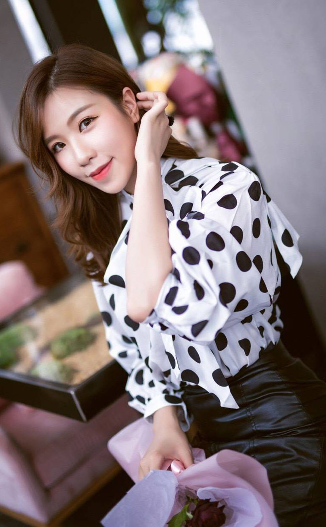 美女名模:皮裙搭配高跟鞋和黑丝,尽显千娇百媚的轻熟气质