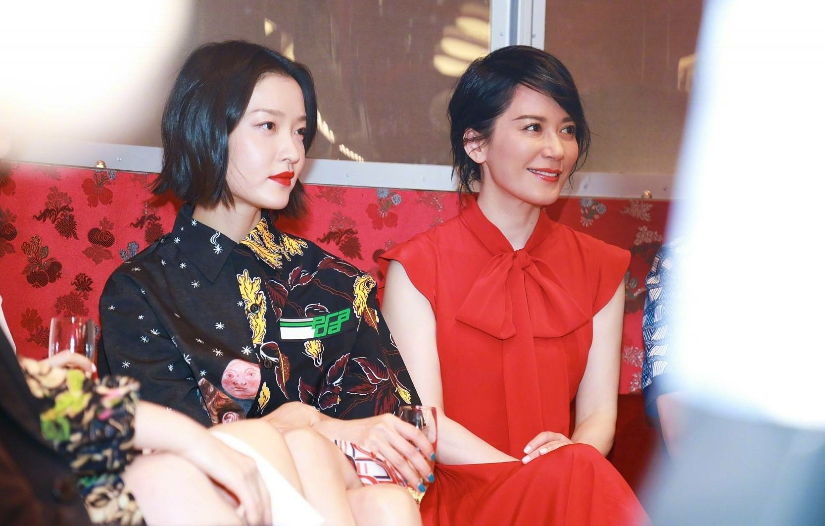 不要随便和杜鹃合照,即使站在角落她也能闪闪发光,柳岩尴尬了