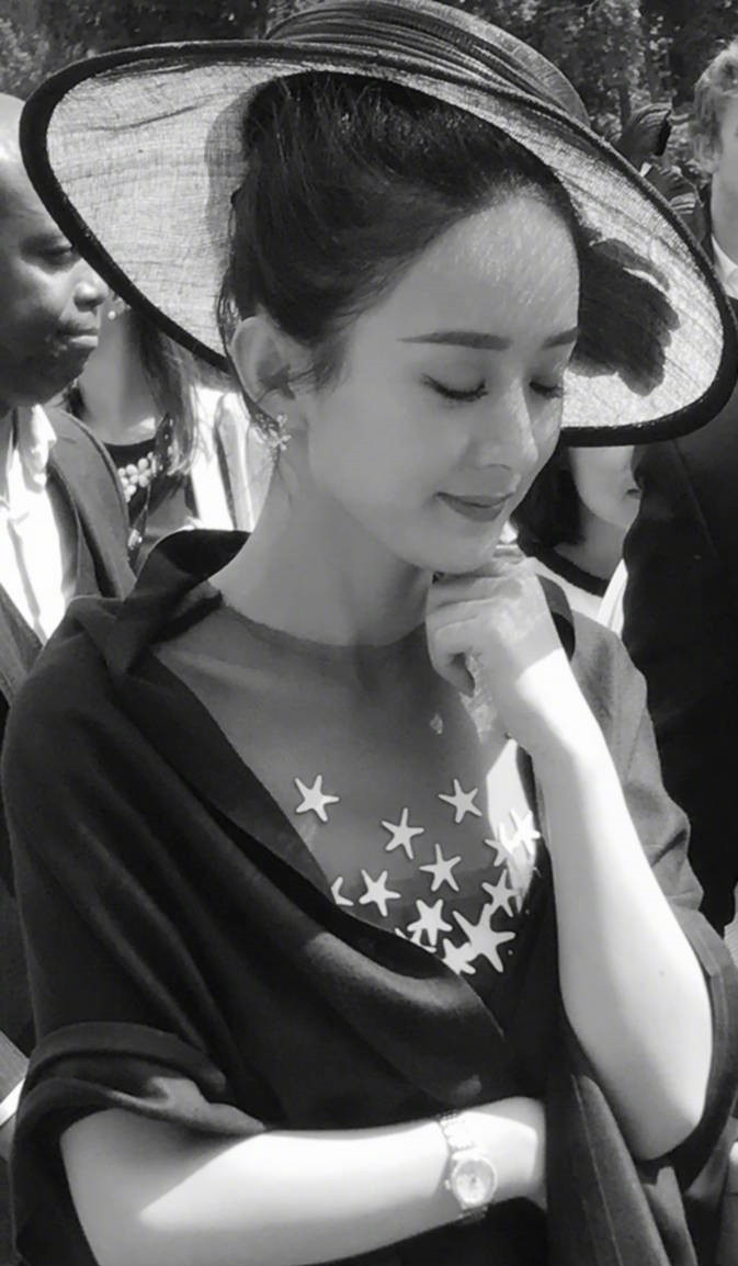 赵丽颖的这一组黑白照片,竟拍出了赫本的感觉