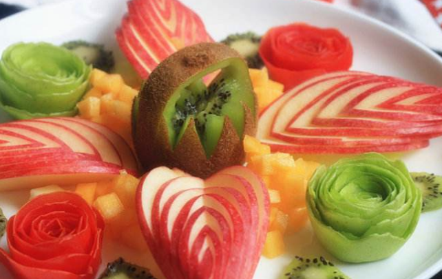 四个顶级厨师比技艺,一人做了一盘果盘,顾客们都喜欢图3