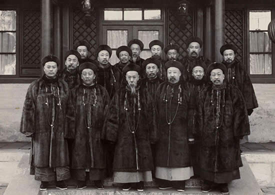 末代铁帽子王爷挥霍无度,将家产全部败光后,只能靠拉洋车为生