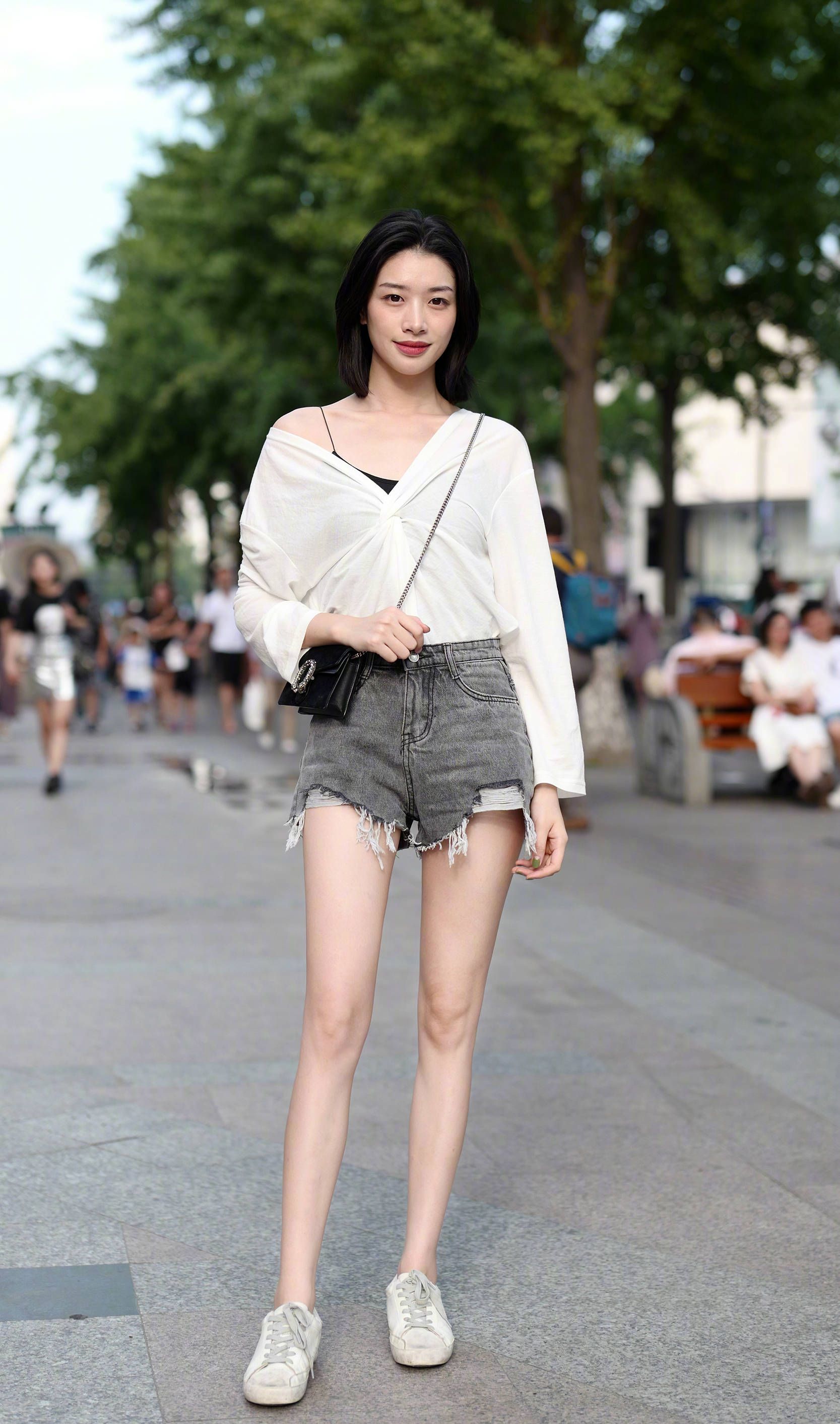 肤白貌美大长腿的美女小姐姐,甜美又有气质,露肩上衣和牛仔裤裙的穿搭