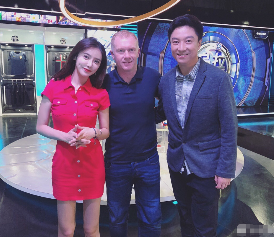 腾讯人气女主播,美娜化身足球女主播,詹密:美娜的腿这么长?