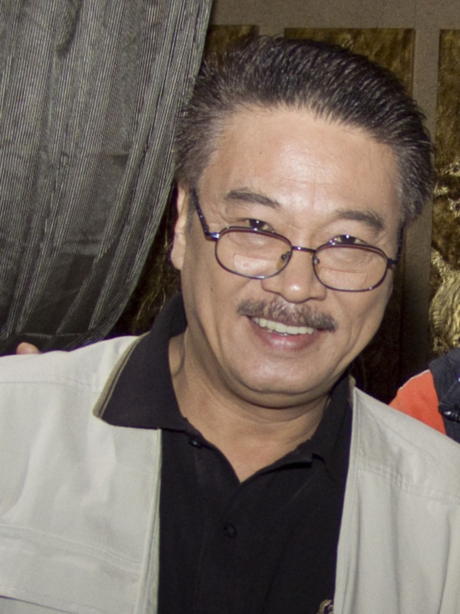 张国荣,1956年生于香港,男歌手,演员,音乐人;影视歌多栖发展的代表之