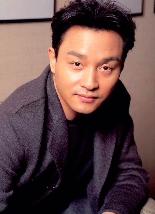 张国荣,1956年生于香港,男歌手,演员,音乐人;影视歌多栖发展的代表之