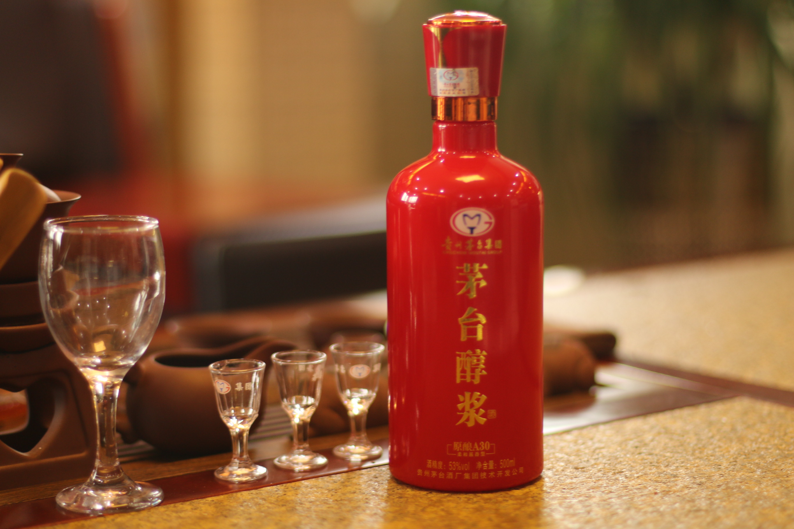 在餐桌上和客人喝白酒时,你有没有发生过这些尴尬的举动?