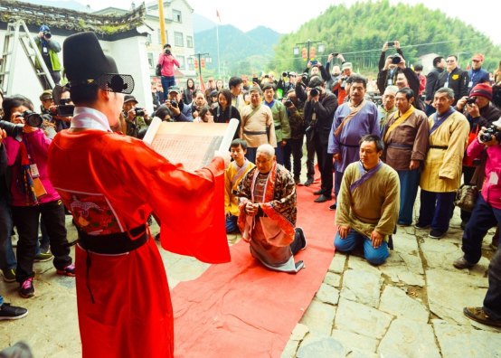 古代给某人传圣旨的时候,要全家下跪接旨吗?不是这样的!