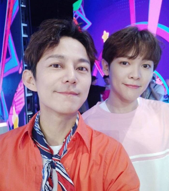 尤长靖与快本成员的合影:图3撇嘴,图4与何炅一同抿嘴微笑!