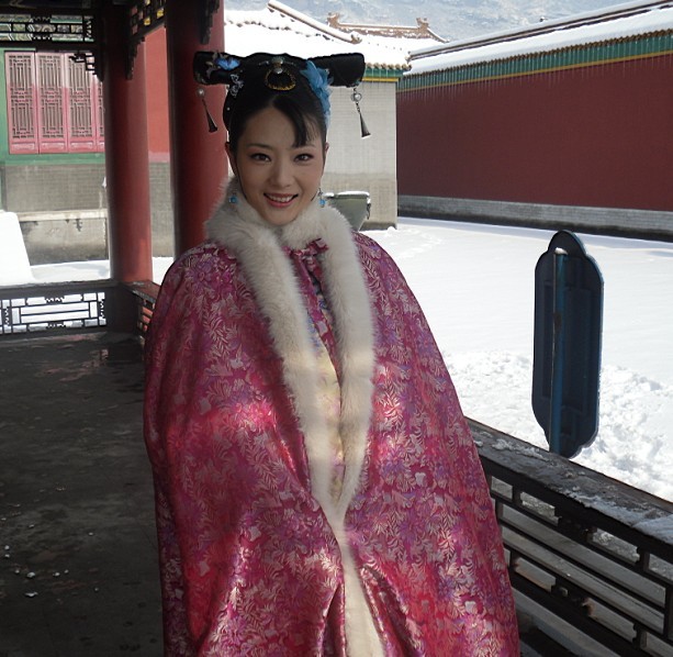 她是《甄嬛传》中余答应,剧中狂妄自大,生活中的她温文尔雅