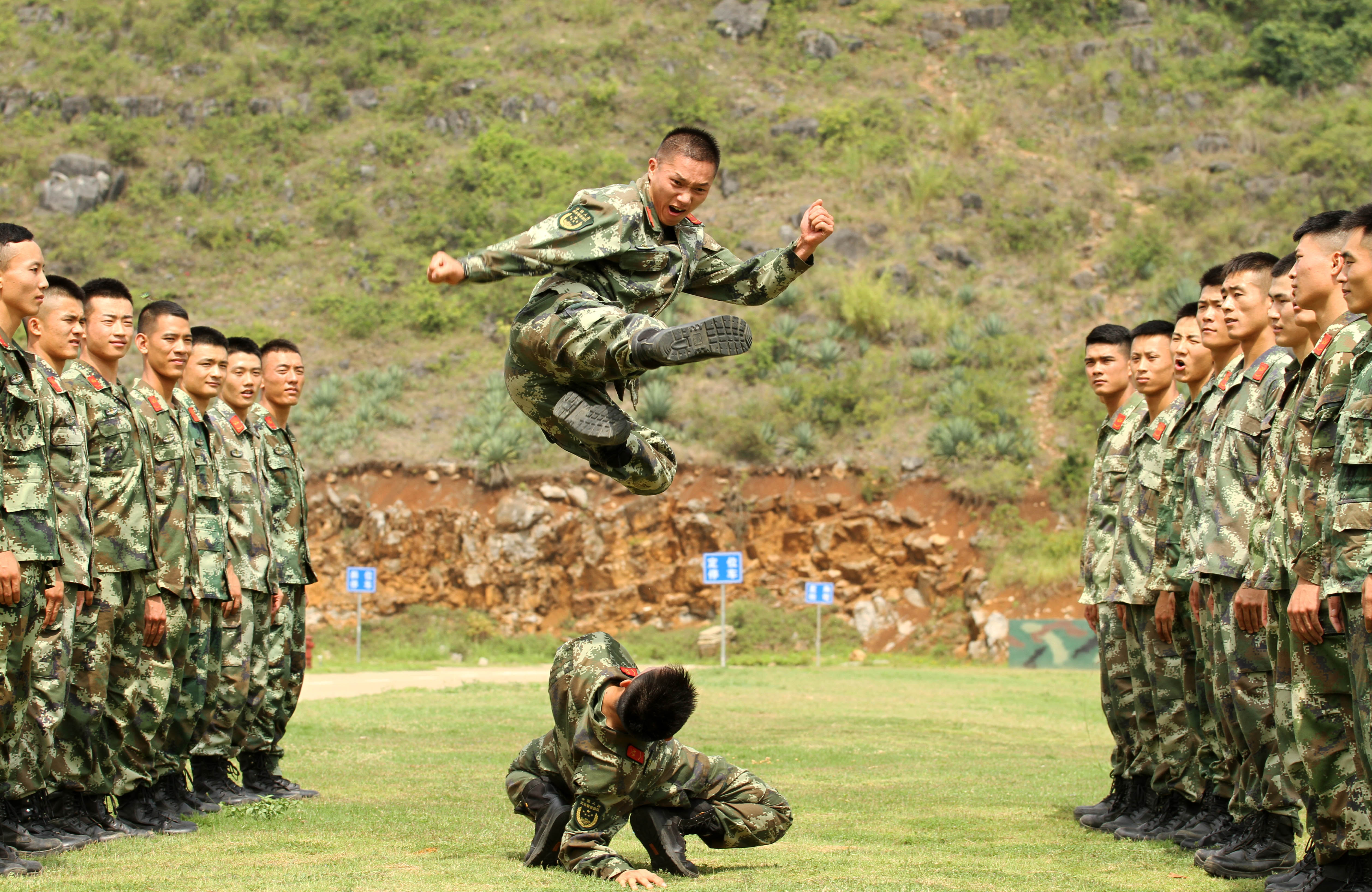 武警部队第五片区侦察兵集训队趣味训练