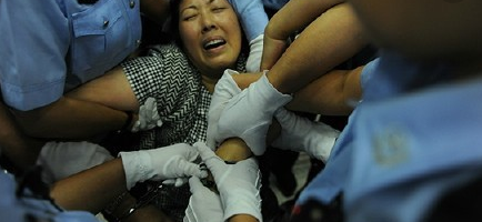 二胎妈妈产后掐死襁褓婴儿,始作俑者竟是婆婆?