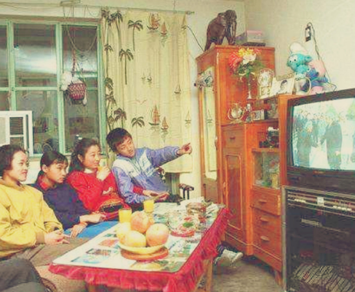 90年代照片记忆:一家人边看电视边讨论剧情,这样的日子还有吗?