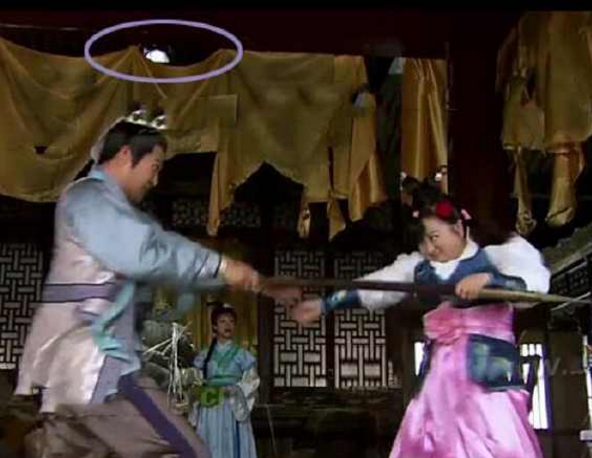 剧中"奇葩"穿帮镜头,图2好可怕,最后那个简直让人大跌眼镜!