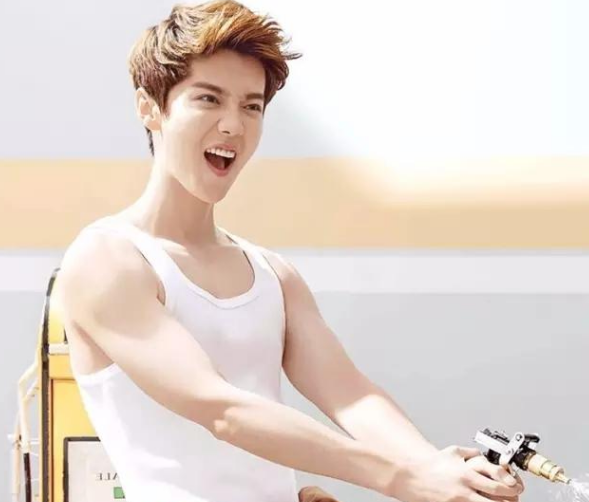 5种不同风格的鹿晗,图1秀身材,图2"湿发照",图5令人痴迷!