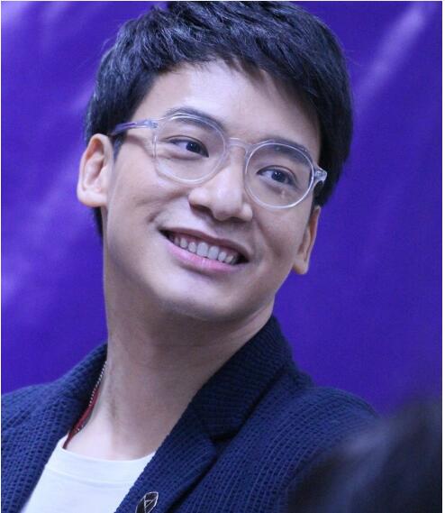 戴眼镜最好看泰国男星,三少禁欲系,singto腹黑界课代表