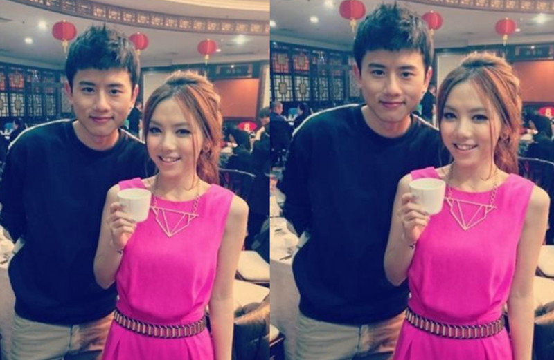 张杰与谁合影都是手都放在身后,张杰与邓紫棋合影也不例外,一样把手