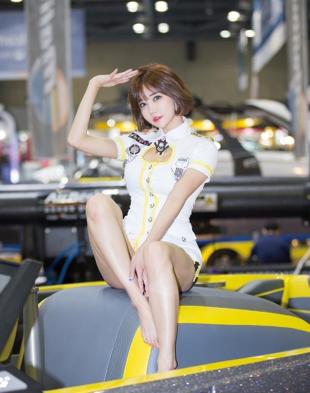 韩佳恩:白色制服亮相车展,可爱表情魅惑眼神迷倒路人