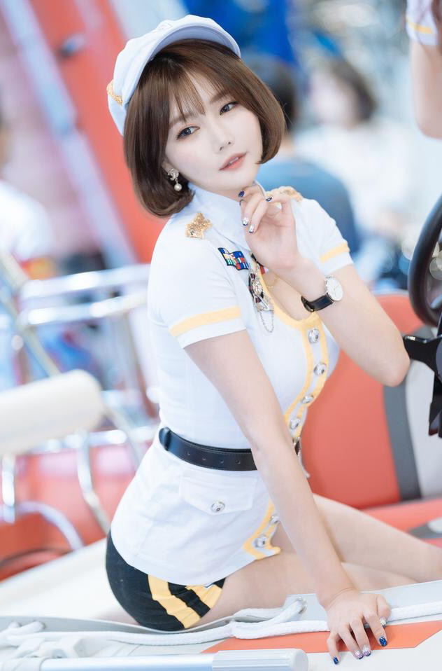 韩佳恩:白色制服亮相车展,可爱表情魅惑眼神迷倒路人