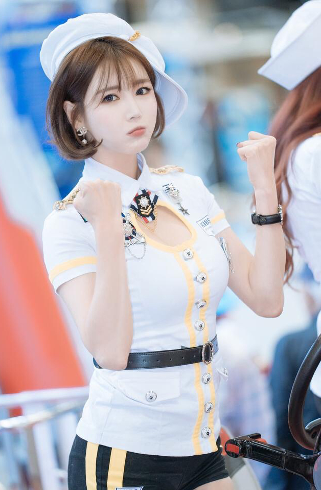 韩佳恩:白色制服亮相车展,可爱表情魅惑眼神迷倒路人