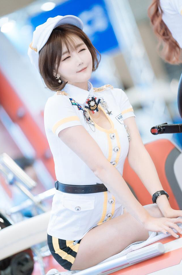 韩佳恩:白色制服亮相车展,可爱表情魅惑眼神迷倒路人