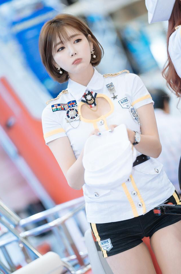 韩佳恩:白色制服亮相车展,可爱表情魅惑眼神迷倒路人