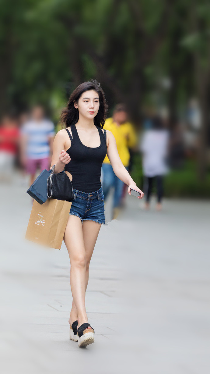 街拍:美女身材若隐若现,有着无穷的撩人风韵!